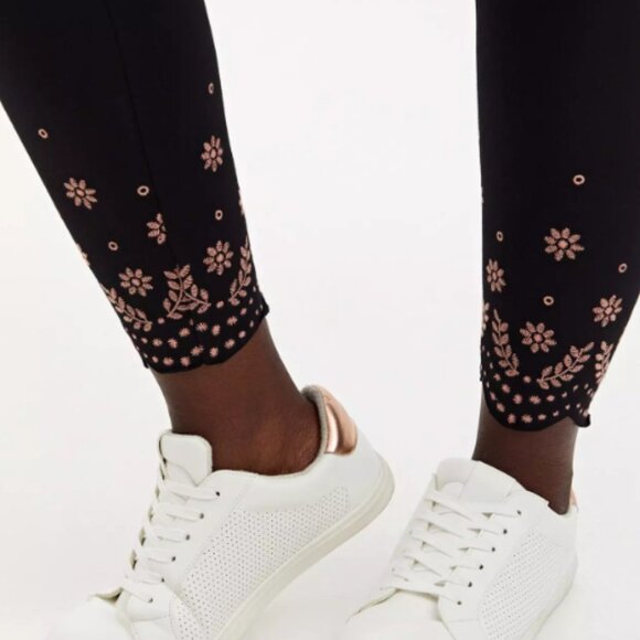 🖤🌸 Torrid Crop Premium Legging – Scallop Embroidery | Black | Size 2 (18/20) - Picture 3 of 9